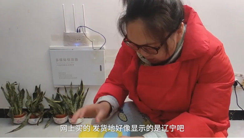 宝妈从东北网购15包湿巾，结果开箱发现全部变“冰砖”