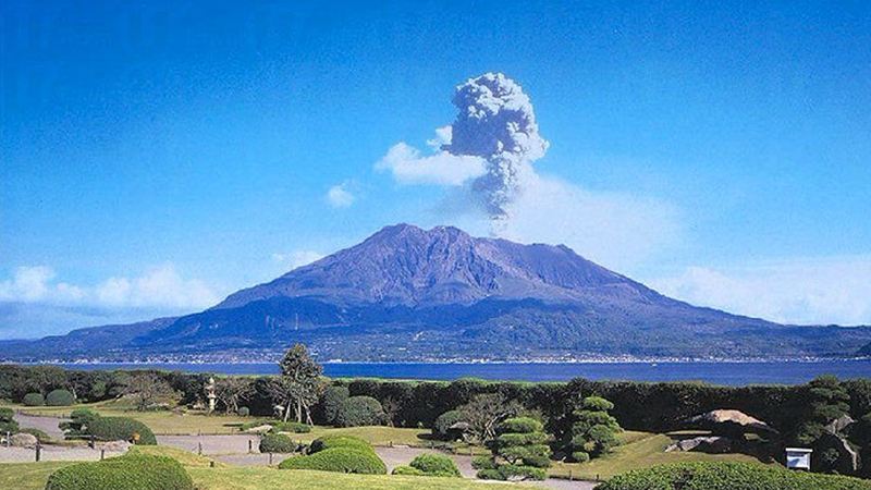 阿苏山是世界上具有最大破火山口的活火山大火山口内多温泉,瀑布风