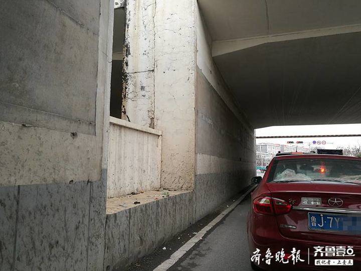 呕~泰安灵山大街铁路桥洞下墙面上痰迹斑斑，是谁“一吐为快”？
