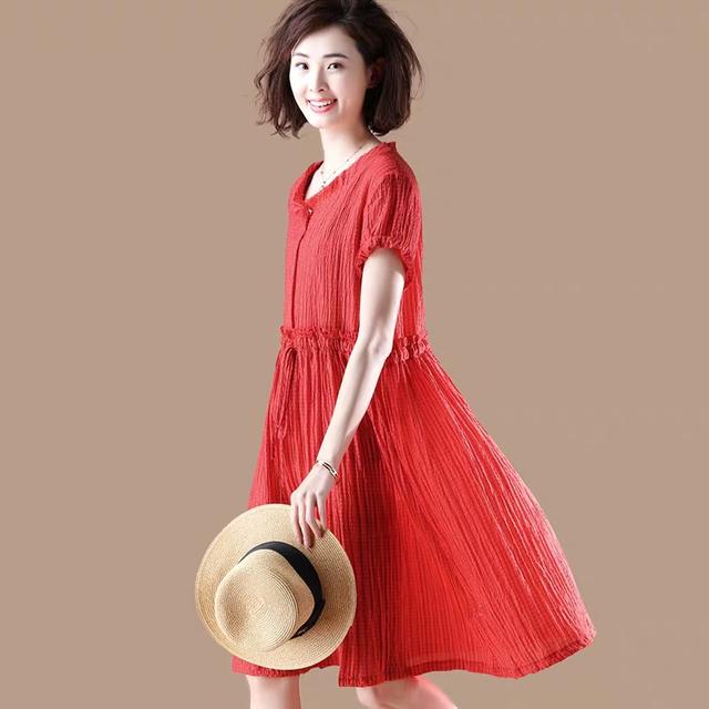 78后女人穿亮色连衣裙，洋气显白更年轻