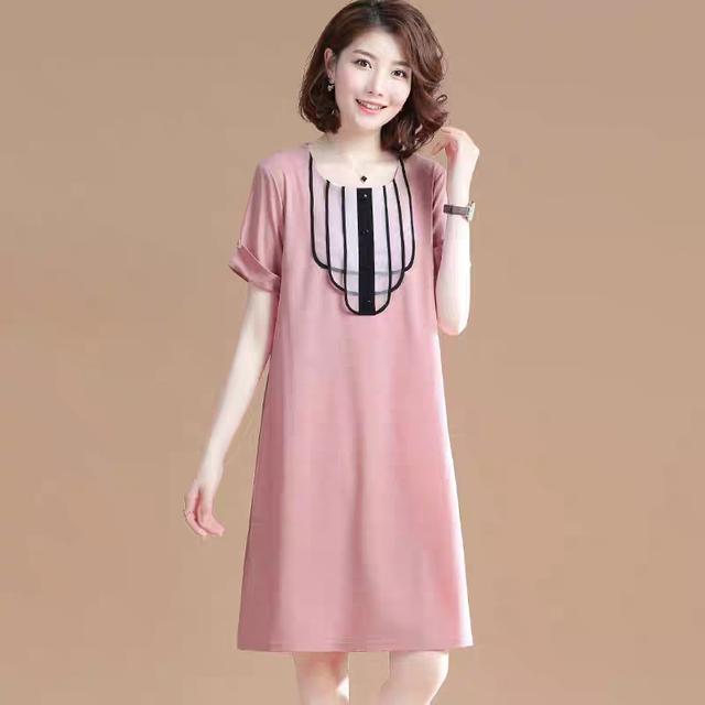 78后女人穿亮色连衣裙，洋气显白更年轻