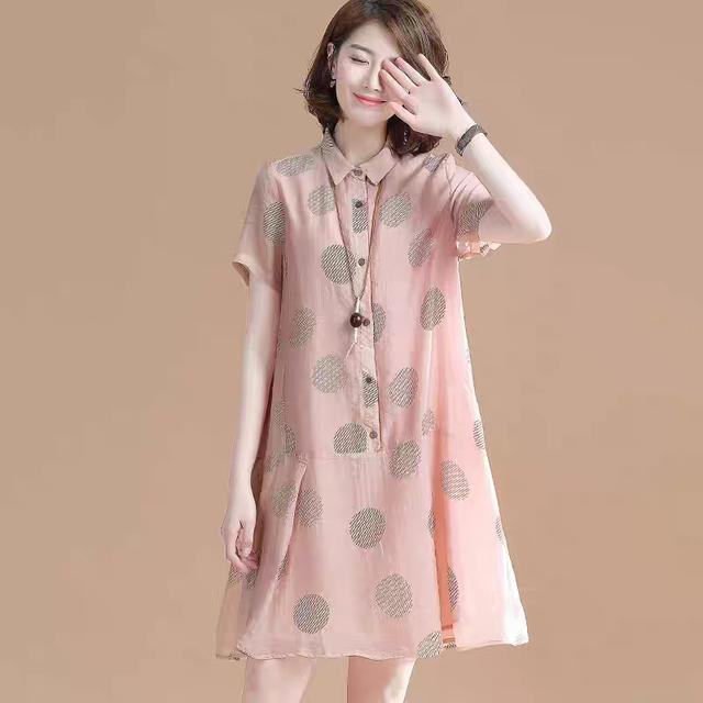 78后女人穿亮色连衣裙，洋气显白更年轻