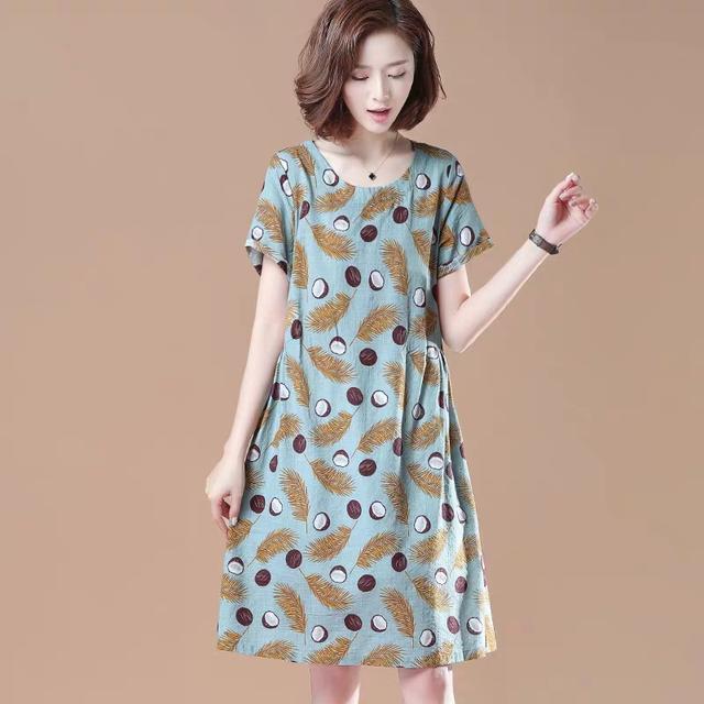 78后女人穿亮色连衣裙，洋气显白更年轻