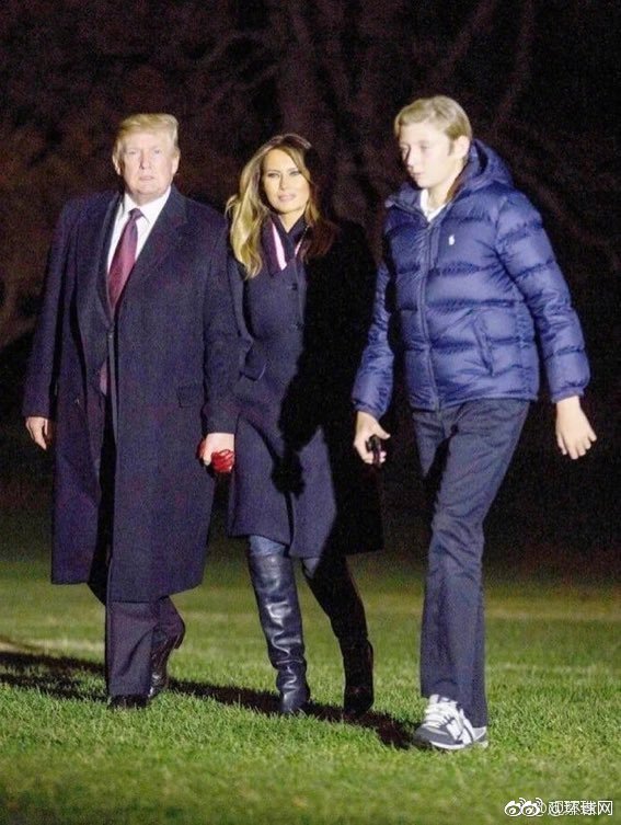 两年时间特朗普小儿子身高猛涨 目测超过1米9