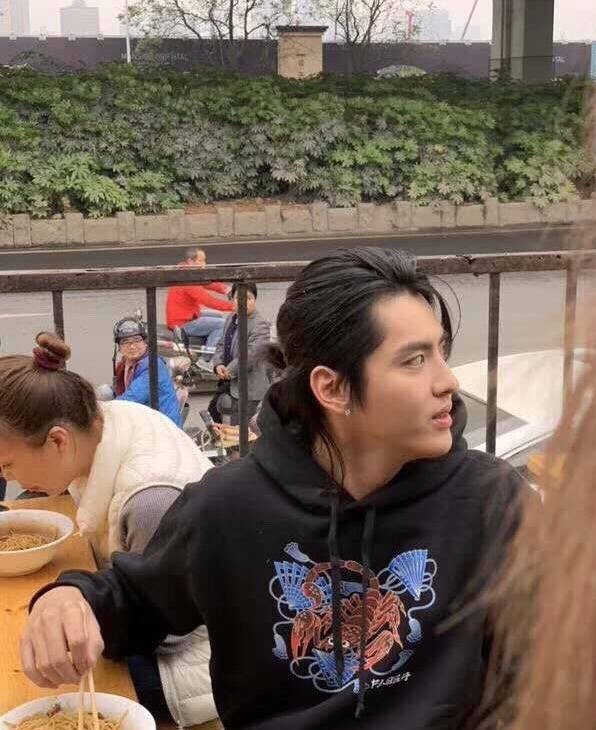 吴亦凡南京演唱会与粉丝合唱新歌《大碗宽面》