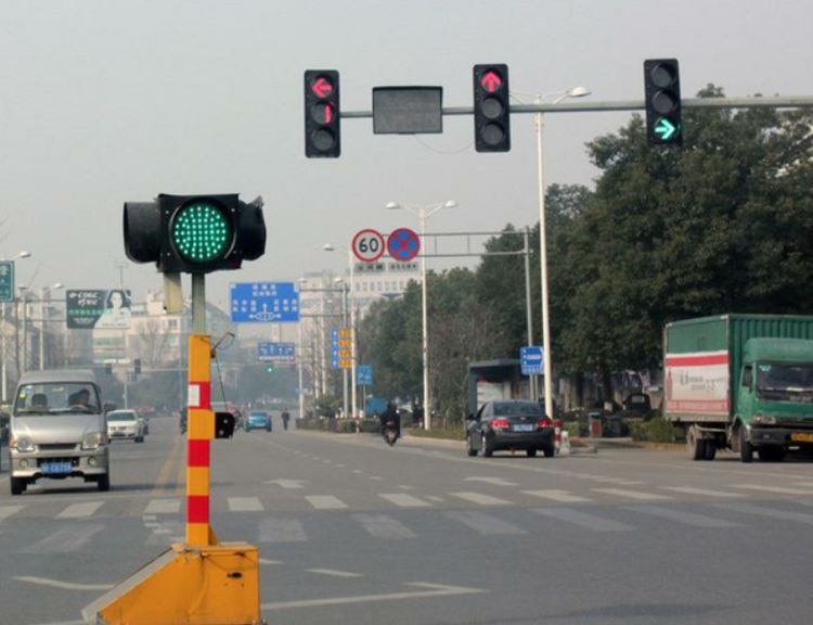 新式交通信号灯到来，信号组合方式有七种，车主们却表示看不懂