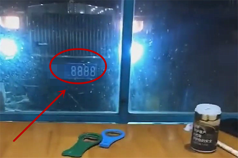 劳斯莱斯现烧烤店门口,车价940万,车牌8888,单单车牌就值80万