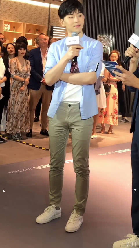 邓伦 亮相jack & jones ultra极致风尚店开幕活动