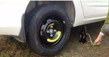 没用过的备胎在车里放了5年，需要换吗？车主：幸亏我知道了