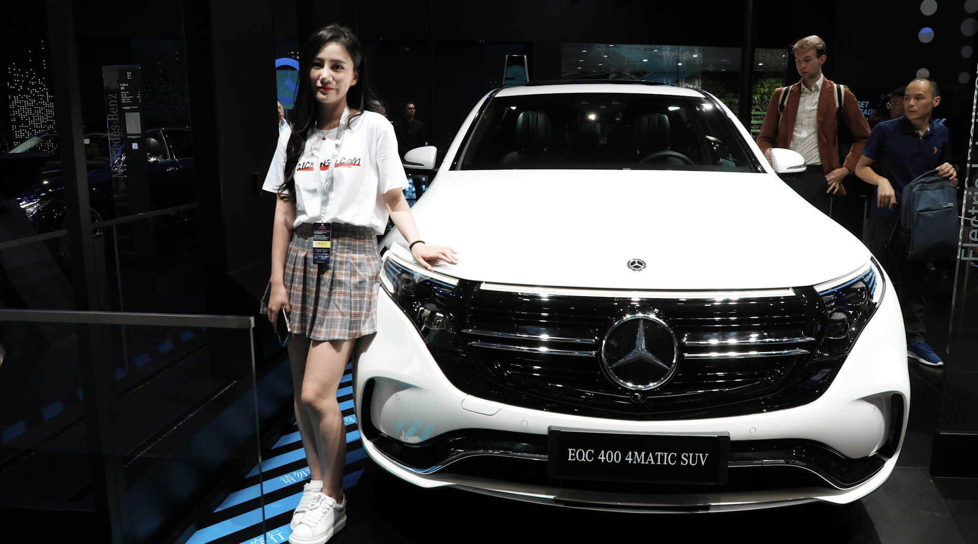 奔驰首款纯电动车EQC亮相广州车展，NEDC续航里程415km，5.1s破百