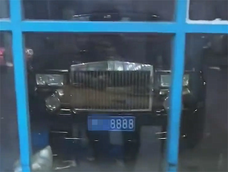 劳斯莱斯现烧烤店门口,车价940万,车牌8888,单单车牌就值80万