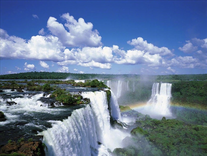 伊瓜苏瀑布是南美洲最大的瀑布也是世界上最宽的瀑布宏伟的伊瓜苏瀑