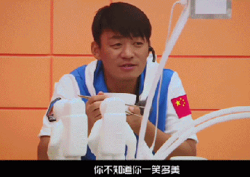 王宝强眉飞眼笑夸张雨绮,直言你吃饭的样子真美,注意吴宣仪表情