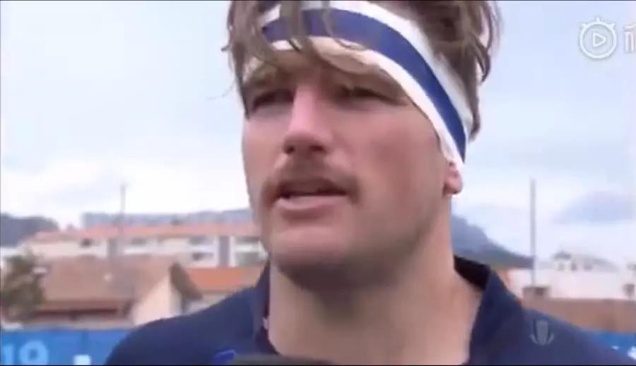 感动!中国香港橄榄球队归化球员高唱国歌 16名