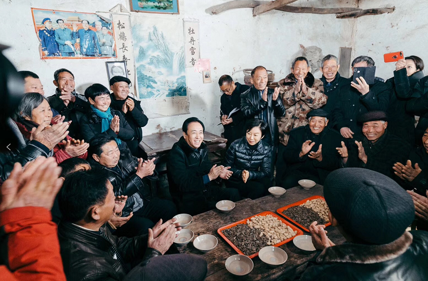 首富许家印衣锦还乡，不开劳斯莱斯炫富，座驾低调让人佩服！