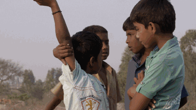 他们也是印度最贫穷的人,世世代代在垃圾场,矿山,采石厂干最苦最脏的