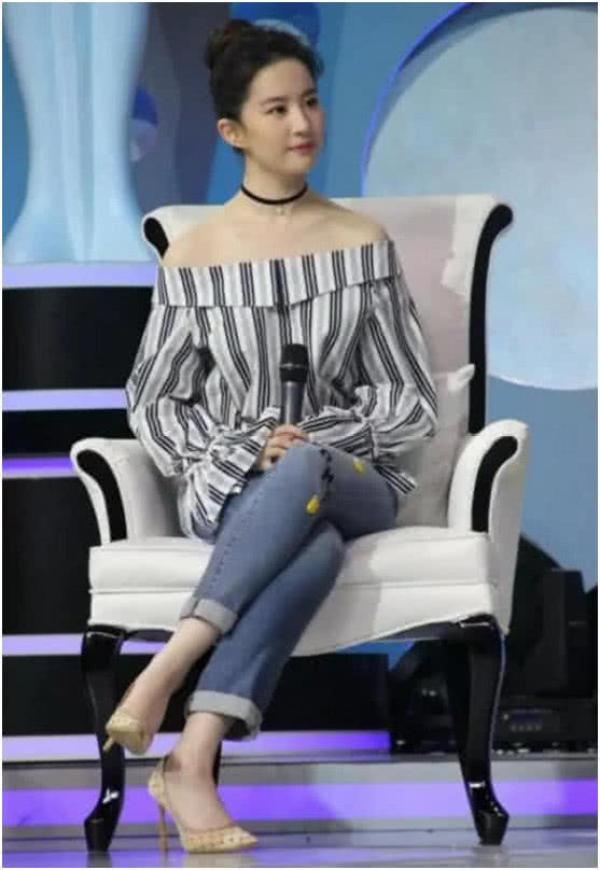 刘亦菲的"仙女坐"火了,一双腿拧成麻花状,网友:一般人