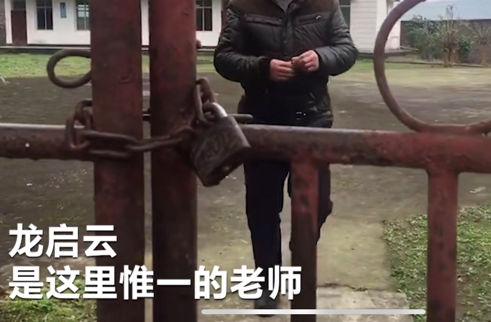 52岁教师上热搜，“人民日报”响应，1句话让家长“涕泗横流”！