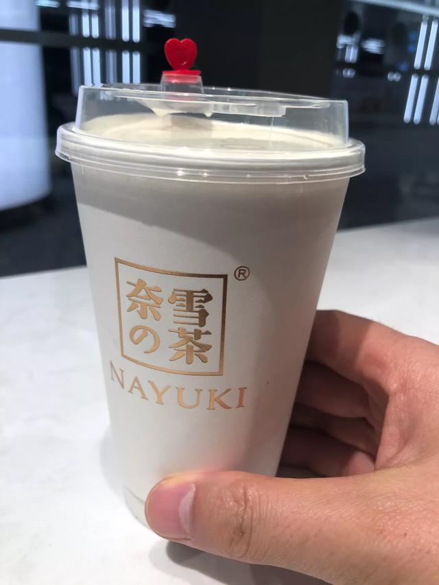 图新鲜!在郑州正弘城奈雪茶买了个面包和果茶,排了两回队!