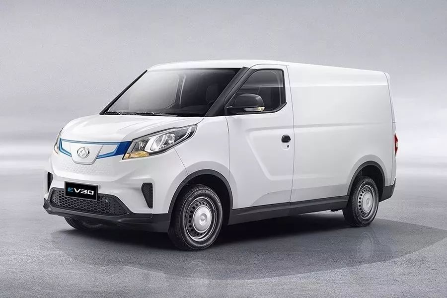 纯电物流车大通EV30上市 12.69万起要挑战五菱宏光？