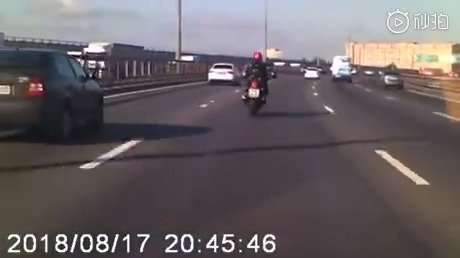 摩托失控倒地后奥迪变道挡车那一下太棒了 在交通安全意识方面我们还