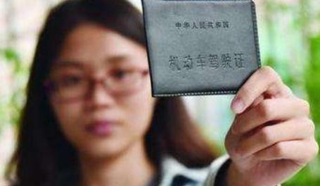 交警：明年开始电动车需考驾照！费用高额网友表示支付不起！