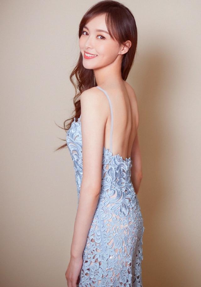 又被唐嫣美到了,穿蓝色镂空连衣裙仙气飘飘,35岁少女感依旧惊艳