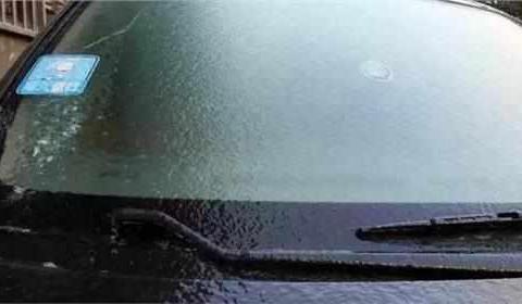 大雪过后，为什么要把汽车雨刮器立起来？只有老司机才懂
