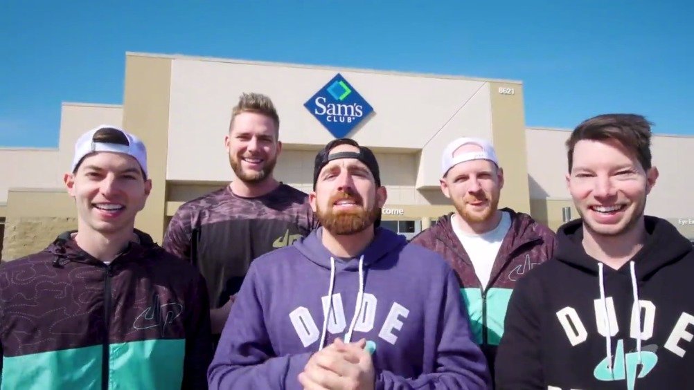 假期在人挤人的景区里刷一刷 dude perfect 的视频