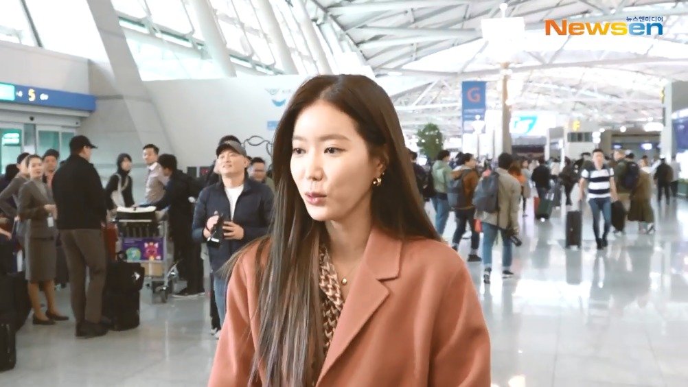 韩国女星林秀香现身仁川机场，一袭长裙落落大方气质很好