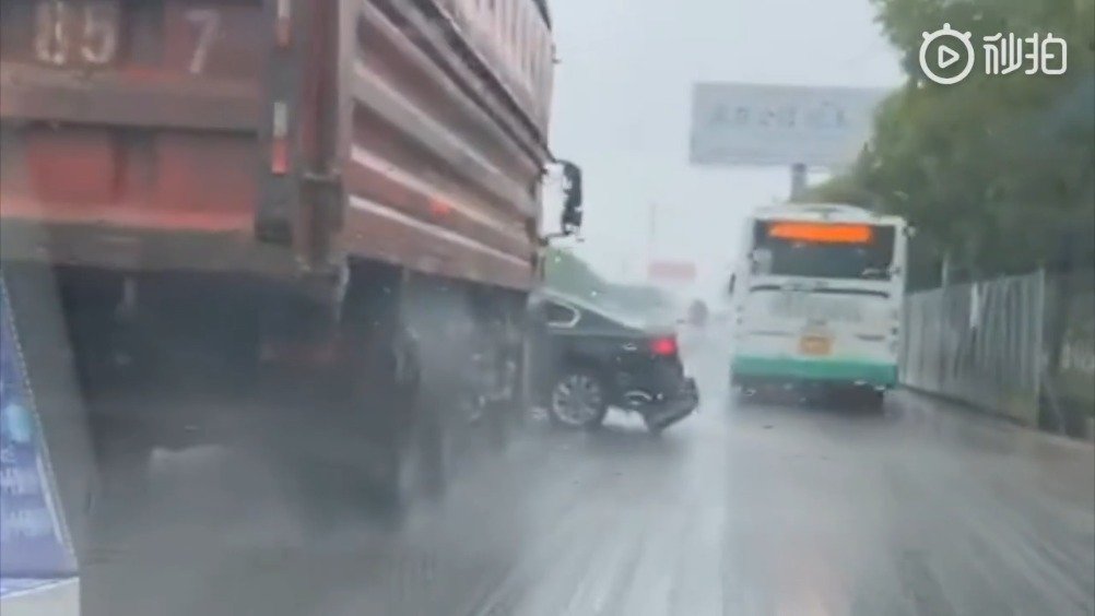 无论你开的是豪车还是跑车，遇见大卡车还是让一让的好！