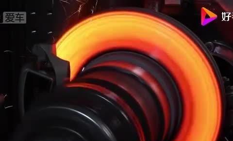 奔驰正版刹车片和山寨版的对比测试，看完你还敢用山寨的吗？