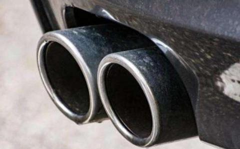 很多人都在排气管上加磁铁！这种零成本的保养办法，你学到了吗