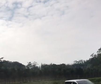 男子买了一辆新车，就为了让村里都知道，特意租了一挖掘机开道！