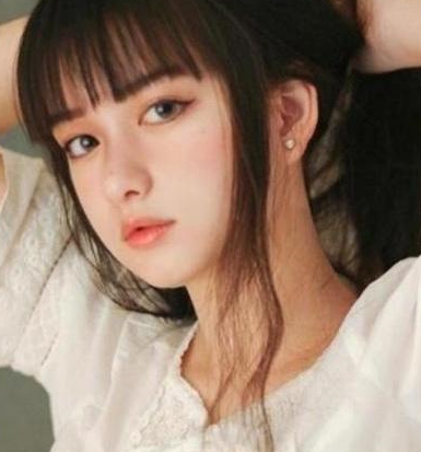 17岁女孩素颜照被疯传，看到父母的颜值后，很多人都不吭声了