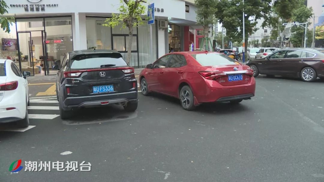 猖狂!绿茵路一酒吧门口多个临时停车位被霸占