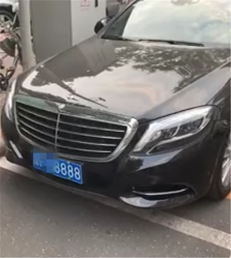 104万奔驰S320L现天津,本不会在意,但车牌号实在惹眼
