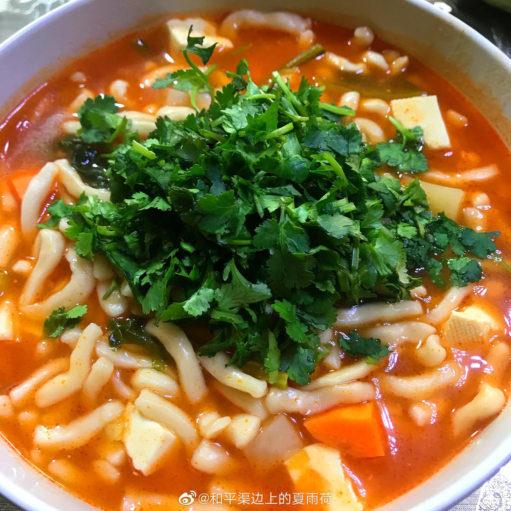 新疆汤饭分两种,一种面段段叫炮仗子,就是我今天做这种