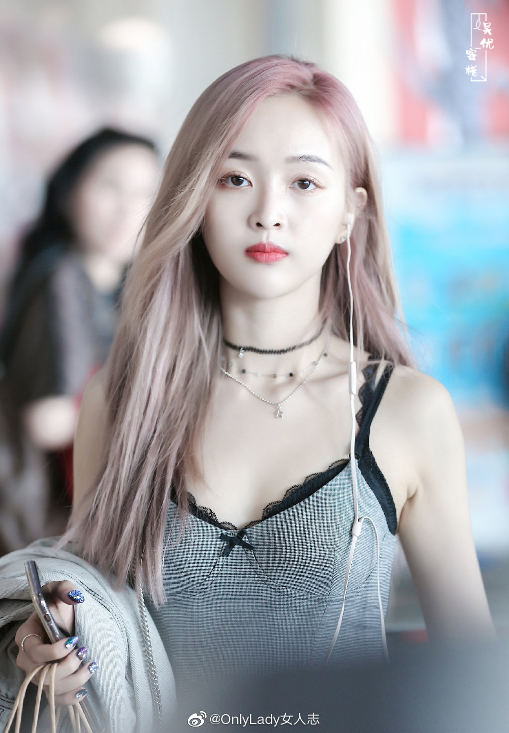 火箭少女101_吴宣仪 亮相机场,身穿吊带裙的小选可爱又不失性感