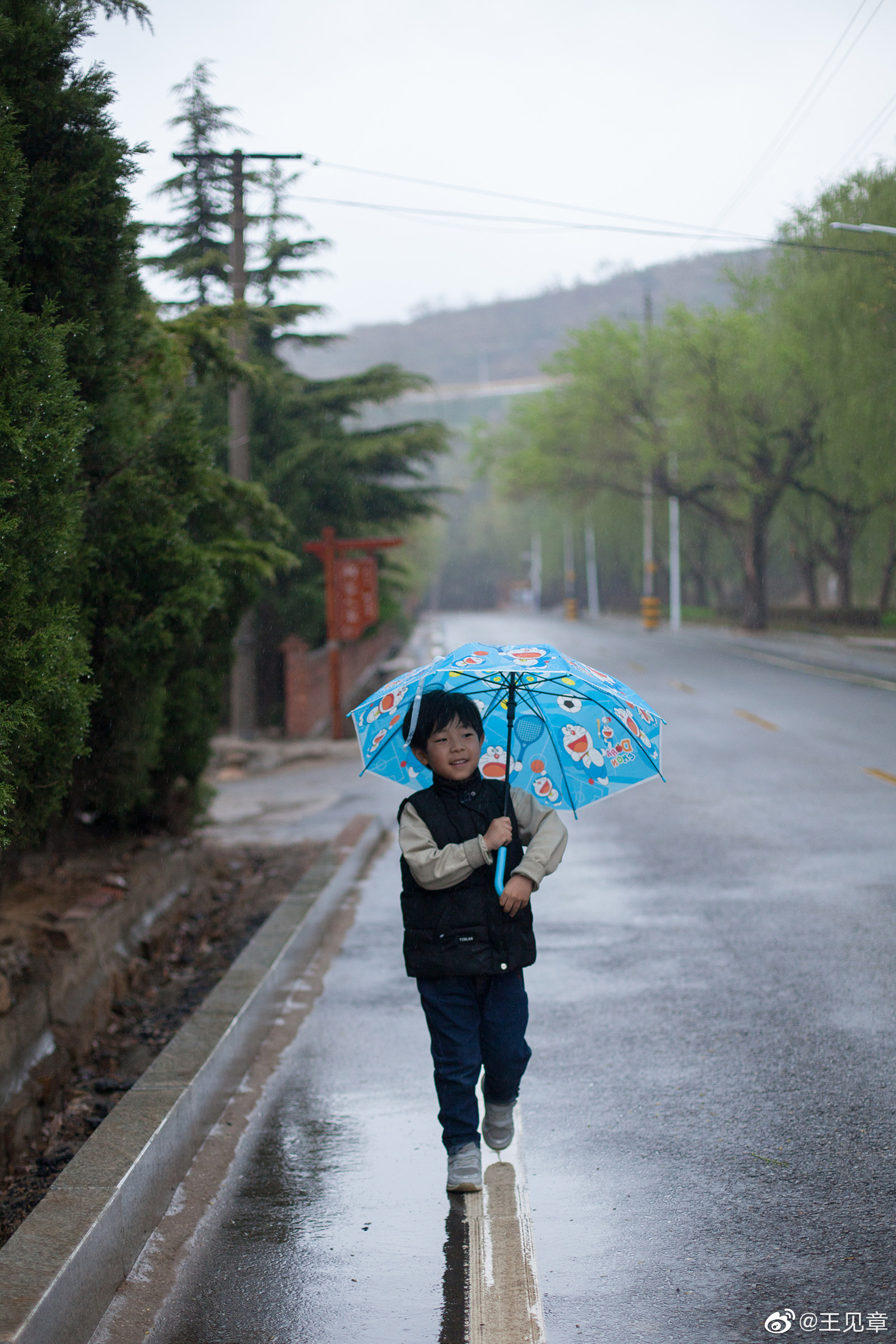 下雨的春日早上,上学去