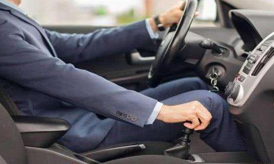 开车猛踩油门伤车还是慢慢开伤车，听完师傅分析，知道了答案