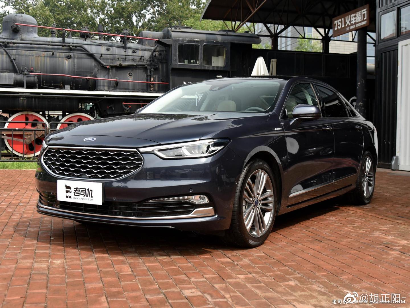 新款的福特金牛座，嘴巴缩小，屏幕变大。