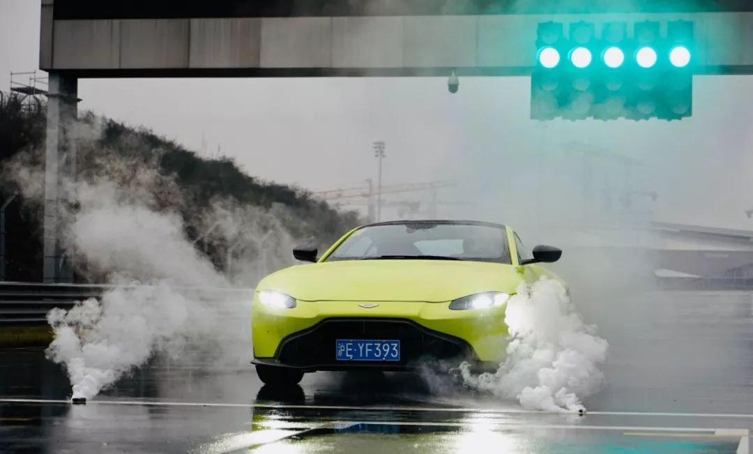 憨豆如果开这个就能追上女特工了 赛道评测全新阿斯顿·马丁Vantage