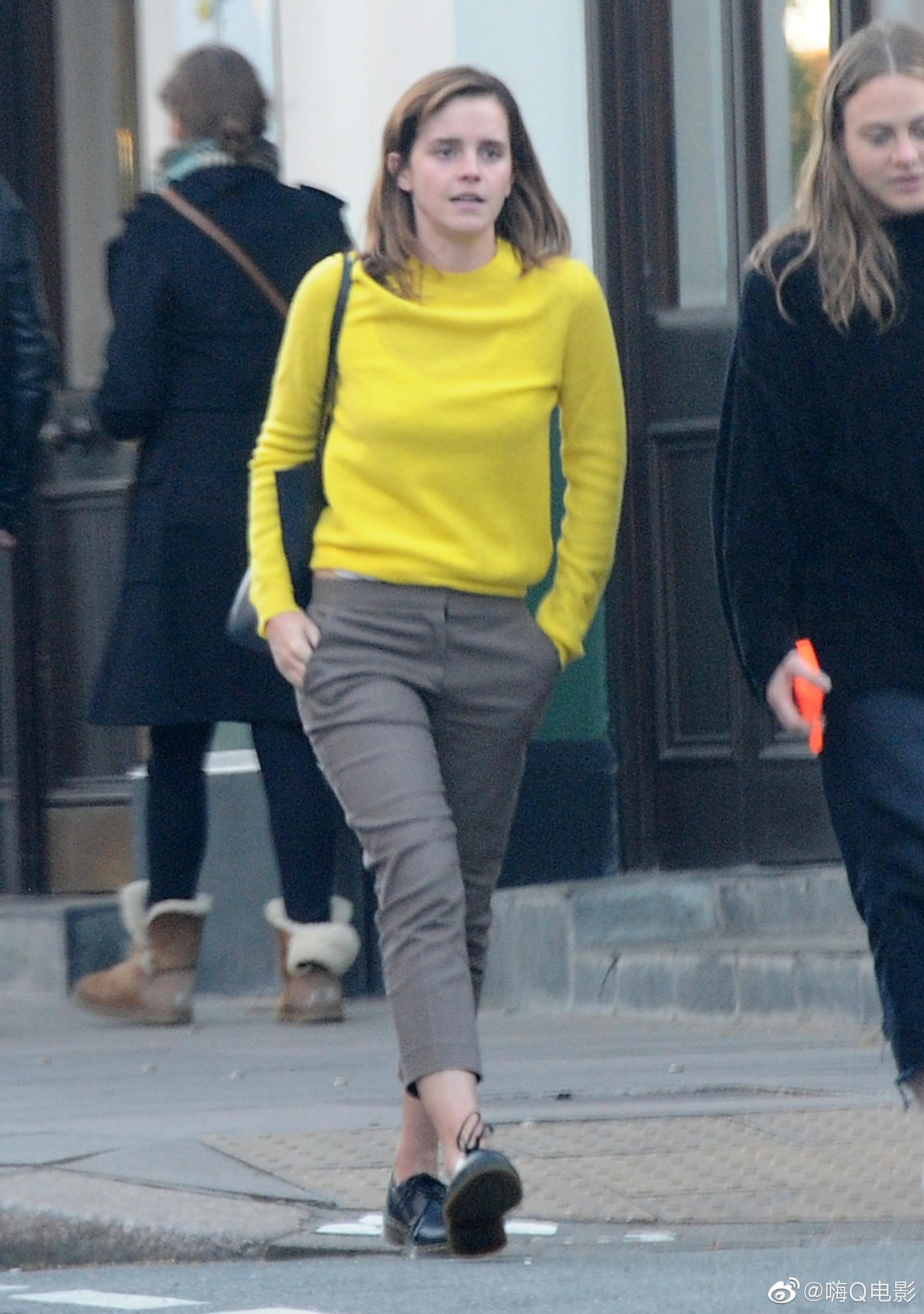 艾玛·沃特森4月26日街拍. looks vibrant in a yellow sweater