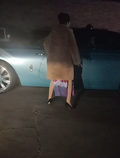 百万劳斯莱斯现深夜街头,本不会注意,但女车主气质实在太迷人!