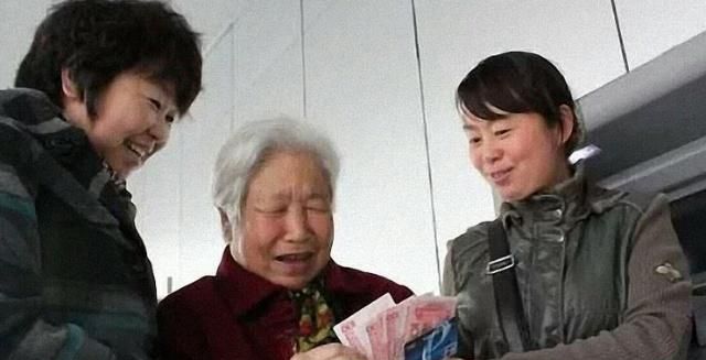 2019年，60周岁的农村老人，养老金每月能领多少？到底怎么领？
