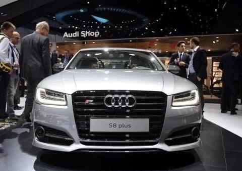 V10发动机加持，零百5.1S，空气悬挂+四驱，这才是奥迪的