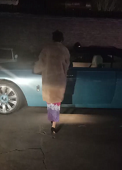 百万劳斯莱斯现深夜街头,本不会注意,但女车主气质实在太迷人!