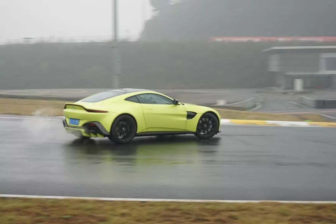 憨豆如果开这个就能追上女特工了 赛道评测全新阿斯顿·马丁Vantage