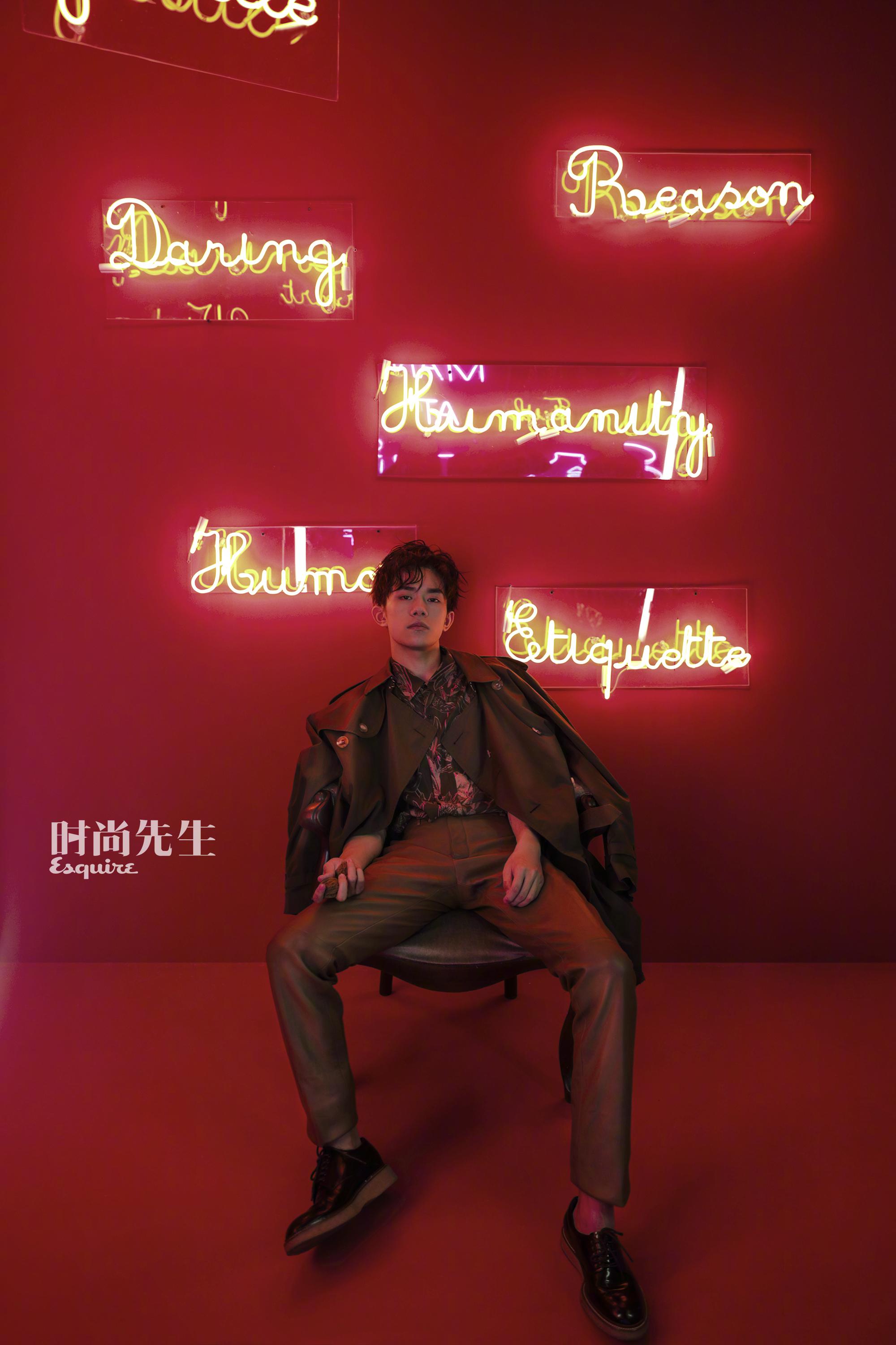 易烊千玺大佬式坐姿～社会我玺哥 人酷话不多! @tfboys-易烊千玺